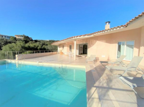 Superbe villa avec piscine chauffee et acces direct a la plage